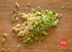 槐花猪肉水饺的做法图解2