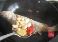 蒜子烧海鲈鱼的做法图解4