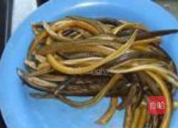 蒜苗炒鳝丝的做法图解1