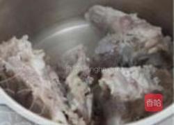 板栗脊骨浓汤的做法图解3