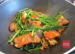 三文鱼骨韭菜花的做法图解9