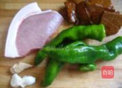 青椒香干炒肉的做法图解1