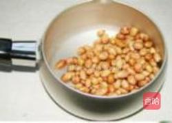 炝西芹藕片花生米的做法图解1