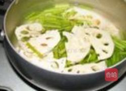 炝西芹藕片花生米的做法图解2