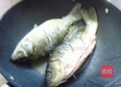 蒜香鲫鱼的做法图解2
