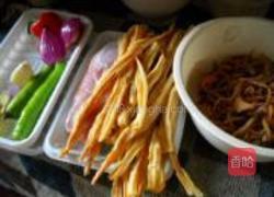 豆瓣腐竹鱿鱼丝的做法图解1