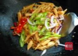 豆瓣腐竹鱿鱼丝的做法图解9