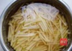 土豆丝炒西红柿的做法图解1