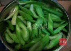 芹菜木耳炒肉的做法图解1