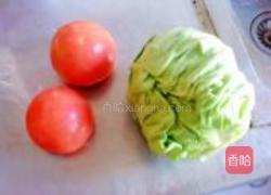 番茄木耳卷心菜的做法图解1