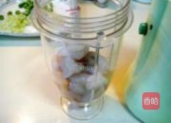 金箱白玉红嘴绿鹦哥的做法图解3