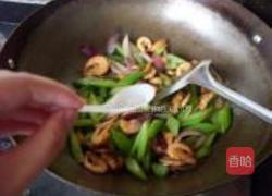 西芹洋葱炒虾的做法图解10