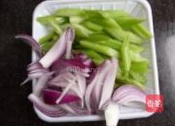 西芹洋葱炒虾的做法图解2