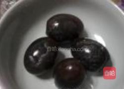 皮蛋豆腐的做法图解1