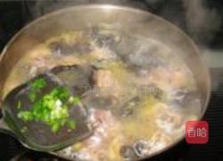 黑木耳白果炖鸡汤的做法图解7