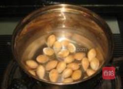 黑木耳白果炖鸡汤的做法图解2