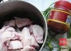 蒜苗烧猪蹄的做法图解1