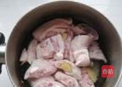蒜苗烧猪蹄的做法图解2