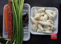 菌菇蒜薹的做法图解1