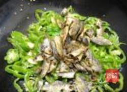 辣椒圈炒火焙鱼的做法图解6