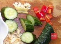 木耳黄瓜炒百合的做法图解1