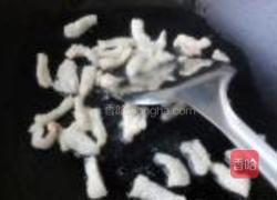 蒜苗木耳炒肉丝的做法图解2