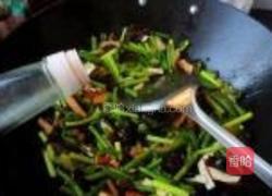 蒜苗木耳炒肉丝的做法图解6