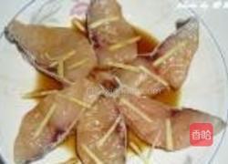 六角星榨菜蒸鱼的做法图解2