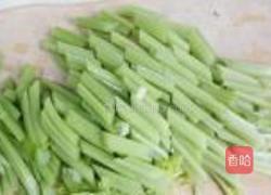 花生西芹的做法图解4