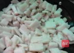 辣椒大蒜炒油渣的做法图解2