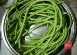 肉丁酸豆角的做法图解1