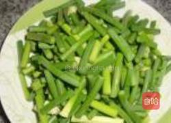 珍珠蒜苔炒香肠的做法图解1