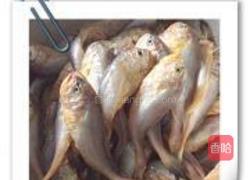 炸小鲫头鱼的做法图解1