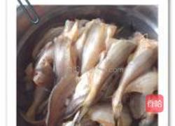 炸小鲫头鱼的做法图解2