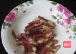 石榴花炒腊肉的做法图解2