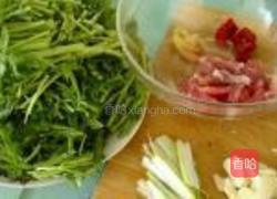 清炒茼蒿的做法图解1