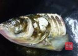 荠菜汤圆炖鱼头的做法图解3
