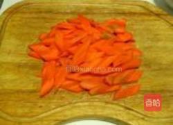 胡萝卜炒剔骨肉的做法图解1