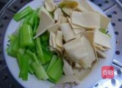 西芹炒豆皮的做法图解1