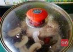 滋补莲子红枣鸡汤的做法图解3