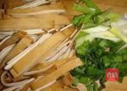 蒜苗豆芽炒豆腐干的做法图解1