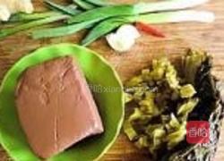 酸菜烧鸭血的做法图解1