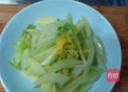 西芹炒菇的做法图解1