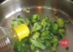 火腿香干炒西兰花的做法图解4