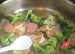 火腿香干炒西兰花的做法图解6