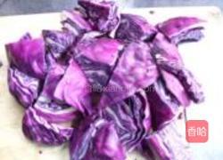 腊肠紫甘蓝的做法图解2
