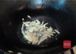 腊肠炒芥兰的做法图解1