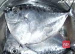 酸梅蒸鲳鱼的做法图解1
