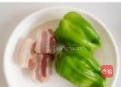 五花肉豆豉炒青椒的做法图解1