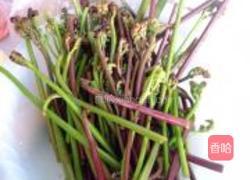 蕨菜炒腊肉的做法图解1